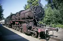 Einen interessanten und vielfältigen Lebenslauf hatte die am 08.07.1984 in der Awst. Offenburg fotografierte 50 951. 1941 von Krupp an die DRB geliefert, war sie nach dem 2. Weltkrieg bei den Eisenbahnen im Saarland. stand in den 70er Jahren als Denkmal in Thionville, wurde dann mit einer Zwischenstation im Bw. Saarbrücken im ehemaligen Aw. Offenburg abgestellt, diente als Ersatzteilspender, bevor sie 1992 endgültig zerlegt wurde (Quelle: revisionsdaten.de.)