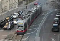 Auf Bahnfoto-Tour durch Wien - eine Chronologie (Di. 04. Feb. 16:00) 

Mit der U6 bin ich wieder zurück zu Alser Straße gefahren, um mich im Hotel auszuruhen. Vom Bahnsteig der U6 an der Alser Straße konnte ich die darunter durch fahrende ULF B 687 der Linie 43 von oben fotografieren.

04.02.2025 (M)