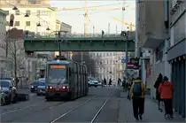 Auf Bahnfoto-Tour durch Wien - eine Chronologie (Di. 04. Feb. 16:06)

ULF B 666 fährt als Linie 43 nach Neuwaldegg durch die Jägerstraße östlich der U6. Auf der Brücke der U6 sieht man einzelne Fahrgäste die auf ihren U-Bahnzug warten. Die Bahnsteige im Bereich der Brücke sind sehr schmal; das eigentliche Stationsbauwerk liegt auf der rechten Seite des Bildes.

04.02.2025 (M)