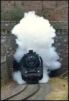 Unter Volldampf kommt am 22.02.2025 Dampflok 50 3501 (MDV) mit 23 058 und dem Sonderzug  Schneeflocke  aus dem Tunnel in Zella-Mehlis. Veranstalter der Fahrt von Nürnberg nach Arnstadt u. z. war IGE Erlebnisreisen aus Hersbruck.