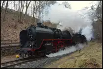 Unter Volldampf kommt am 22.02.2025 Dampflok 50 3501 (MDV) mit 23 058 und dem Sonderzug  Schneeflocke  aus dem Tunnel in Zella-Mehlis. Veranstalter der Fahrt von Nürnberg nach Arnstadt u. z. war IGE Erlebnisreisen aus Hersbruck.