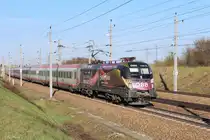 Nachdem 2014 Österreich den Eurovision Songcontest gewann und im Folgejahr dieser in Österreich stattfand, warben die 1116 170 und die 1116 180 für dieses Event.
Die 1116 170 fährt hier am 14.4.2015 mit dem IC742 von Wien kommend kurz hinter St.Pölten in Richtung Salzburg.