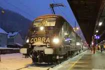 Für das Einsatzkommando  COBRA  warb von 2013 bis 2020 die 1116 182. 
Am Abend des 5.1.2015 brachte die 1116 182 den EC163 von Buchs nach Selzthal hier im winterlichen Bahnhof Selzthal.