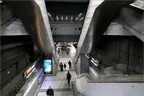 Auf Bahnfoto-Tour durch Wien - eine Chronologie (Di. 04. Feb. 17:56)

Am Abend machte ich mich nochmals auf den Weg in die Innenstadt, dabei entstand diese Aufnahme am U3-Bahnhof Volkstheater am westlichen Ende des Bahnsteiges wo neben dem dortigen Ausgang auch die Umsteigebeziehungen zur dort in einfacher Tieflage (einst UStrab) verkehrende U2 bestehen.
Über die beiden Rolltreppen und auch die festen erreicht man die U2-Züge in Richtung Seestadt. 
Weitere Treppenverbindungen finden sich weiter hinten noch für die Verbindung zum Bahnsteig der U2 in Richtung Karlsplatz.

04.02.2025 (M)
