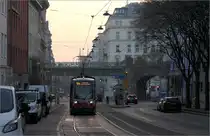 Auf Bahnfoto-Tour durch Wien - eine Chronologie (Mi 05. Feb. 7:37)

Am Mittwochmorgen hatte ich für mein Frühstück eine etwas näher zum Hotel liegende Bäckerei ausgesucht. Diese lag in der Ottakringer Straße, durch die die Straßenbahnlinie 44 fährt. Hinter der ULF A 94 Straßenbahn sieht man die dortige Brücke der U6, der ehemaligen Stadtbahn-Gürtellinie. Auf der anderen Seite führt die Straße als Alser Straße weiter. Die U6-Station Alser Straße liegt eigentlich an dieser Straße sondern weiter nördlich an anderen querenden Straße.
Im Hintergrund lugen die beiden Turmspitzen der Votivkirche am Schottentor hervor.

05.02.2025 (M)