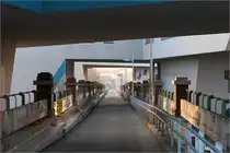 Auf Bahnfoto-Tour durch Wien - eine Chronologie (Mi. 05. Feb. 08:00)

Ein Teil der Strecke des Verbindungsbogen von der Nußdorfer Straße zur Friedenbrücke der Gütelstadtbahn bzw.U6 ist noch erhalten und zu einem Fuß- und Radweg ausgebaut. 

Einst fuhren hier die Bahnen der Gürtelstadtbahn im damaligen Linksverkehr hinunter zur Station Brigittabrücke, heute Friedensbrücke. Für die Gegenrichtung gab es weiter rechts eine weitere Rampe, die auf der anderen Seite der Donaukanallinie startete. Somit war ein kreuzungsfreier Abzweig zwischen der Donaukanal- und der Gürtellinie möglich. Hinter meinem Rücken vereinigten sich beide Rampenstrecken. 

Nach Umstellung der Donaukanallinie auf U-Bahnbetrieb (U4) mussten die Züge der Gürtelstrecke bzw. U6 über eine provisorische Rampe zwischen die U-Bahngleise geführt werden, wo sie an einem vorläufigen Bahnsteig in Verlängerung des U4-Mittelbahnsteiges eingleisig wendeten.

Über die erhaltene Rampe wurde von der Architektin Zaha Hadid die im Bild sichtbare interessante Wohnanlage gebaut. Im Hintergrund ist der U4-Bahnhof Friedensbrücke zu erkennen.

05.02.2025 (M)