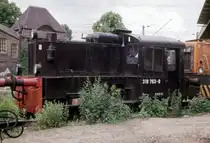 Im Bw. Berlin-Pankow stand am 11.04.1994 die 1938 von der BMAG an die DRB gelieferte Kleinlok der LG II. Das Tfz. erhielt zunächst die Nummer Köf 4963, wurde bei der DR ab 1970 als 100 763 und nach der Wende ab 1992 mit der endgültigen Nummer 310 783 eingereiht, die die Lok auch bei der Aufnahme trug.