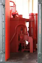 Im Muzium Sabah in Kota Kinabalu ist unter Anderem auch diese technisch interessante Dampflok ausgestellt: 1926 von Sentinel Waggon Works Ltd, Shrewsbury, Shropshire / England (Fabr.Nr. 6375) gebaut wurde sie 1927 ausgeliefert. - Mit vertikalem Kessel und einem ebensolchen Zylinder erfolgt der Antrieb über Zahnräder und Ketten auf die beiden Radsätze. - Ihre unzureichende Leistung und die Feuerwerksvorführungen in der Nacht führten jedoch dazu, dass sie 1929 mit einem überhitzten Kessel ausgestattet und ihr Radstand verlängert wurde. - Bis 1954 hatte die Lok keine Nummer. Ab 1954 bis zur Ausmusterung 1964 wurde die Lok dann als NBR No.13 bezeichnet. - Blick in den Führerstand am 09.Februar 2025.