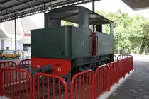 Im Muzium Sabah in Kota Kinabalu ist unter Anderem auch diese technisch interessante Dampflok ausgestellt: 1926 von Sentinel Waggon Works Ltd, Shrewsbury, Shropshire / England (Fabr.Nr. 6375) gebaut wurde sie 1927 ausgeliefert. - Mit vertikalem Kessel und einem ebensolchen Zylinder erfolgt der Antrieb über Zahnräder und Ketten auf die beiden Radsätze. - Ihre unzureichende Leistung und die Feuerwerksvorführungen in der Nacht führten jedoch dazu, dass sie 1929 mit einem überhitzten Kessel ausgestattet und ihr Radstand verlängert wurde. - Bis 1954 hatte die Lok keine Nummer. Ab 1954 bis zur Ausmusterung 1964 wurde die Lok dann als NBR No.13 bezeichnet. - Bild vom 09.Februar 2025.