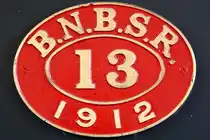 Im Muzium Sabah in Kota Kinabalu ist unter Anderem auch diese technisch interessante Dampflok ausgestellt: 1926 von Sentinel Waggon Works Ltd, Shrewsbury, Shropshire / England (Fabr.Nr. 6375) gebaut wurde sie 1927 ausgeliefert. - Mit vertikalem Kessel und einem ebensolchen Zylinder erfolgt der Antrieb über Zahnräder und Ketten auf die beiden Radsätze. - Ihre unzureichende Leistung und die Feuerwerksvorführungen in der Nacht führten jedoch dazu, dass sie 1929 mit einem überhitzten Kessel ausgestattet und ihr Radstand verlängert wurde. - Bis 1954 hatte die Lok keine Nummer. Ab 1954 bis zur Ausmusterung 1964 wurde die Lok dann als NBR No.13 bezeichnet. - Im Bild vom 09.Februar 2025 das an der Sentilnel angebrachte Schild,  welches eigentlich an der NBR(später JKNS) Nummer 3-006 (bis 1954 als NBR No.13 bezeichnet), angebracht sein sollte.