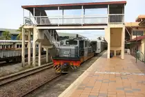 JKNS 7002 (Hersteller: OEPL, Ovis Equipments Private Ltd., Indien, Type: YHD 800 48) ist am 10.Februar 2025 mit dem PS101 aus Sembulan in der Stesen Beaufort angekommen und wird den Wagensatz zur Rückfahrt als PU502 umfahren.