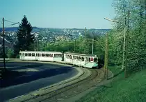 END Straßenbahn Esslingen-Nellingen-Denkendorf__Die aber auch nach Scharnhausen und Neuhausen fuhr.__ Wer runter fährt muß auch wieder rauf kommen .Allerdings liegen zwischen beiden Fotos 5 Jahre). Neubau-Zug [ME 1958] von Esslingen in der 1. Kehre des Zollberg-Aufstiegs.__09-04-1971 
