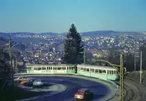 END Straßenbahn Esslingen-Nellingen-Denkendorf__Die aber auch nach Scharnhausen und Neuhausen fuhr.__Neubau-Zug [ME 1958] nach Esslingen in der 1. Kehre des Zollberg-Aufstiegs.__01-04-1976 