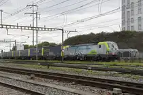 Siemens Vectron 475 413-1 der BLS durchfährt am 05.10.2024 den Bahnhof Pratteln.