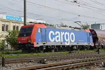 Re 484 008-8 durchfährt am 25.09.2024 den Bahnhof Pratteln.