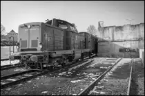 In Köflach wird gebaut , darum müssen die letzten Altfahrzeuge den Bahnhof verlassen. GKB DH 1100.1 fährt auf Ihren Zug am 22.2.2025 . Aufnahme entstand von Hinter einer Baustellenabgrenzung. 