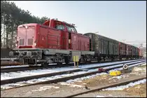 Bald wird sich das Bild des Bahnhofs weiter verändern . So kann man Aktuell noch über einen Schienengleichen Übergang die Bahnsteige erreichen . Dieser beinhaltet ebenso die Querung eines Anschlussgleises in den Ortskern von Köflach. Dh1100.1 steht Abfahrbereit am 22.2.2025 im Bahnhof. 