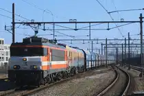 Am 23 Februar 2025 donnert RXP 9901 mit ein LTE Euro-9000 und Kohlezug durch Breda und wird vom Bahnsteig aus fotografiert.