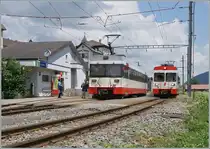 Eine der wohl  berühmtesten  Zugkreuzung in der Schweiz: in La Sange kreuzen sich einmal pro (Werk)-Tag die transN Züge R22 9921 und 9920. Der transN BDe 4/4 6 ist auf der Fahrt nach La Chaux de Fonds und der BDe 4/4 N° 8 als Gegenzug nach Les Ponts-de-Martel. 
Das Bild zeigt auch schön die farblichen Unterschiede der beiden cnm BDe 4/4 6 und 8.

Fotostandpunkt beim örtlichen Bahnübergang

27. Juni 2024