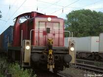 295 015-2 kommt mit einem Containerzug aus Hamburg Hohe Schaar und ist auf dem Weg nach Waltershof. Hier beim Abzweig in Hhe Neuwiedenthal.
Juni 2004