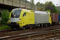 Siemens Dispolok ES 64 U2 - 036 fr Boxxpress durchfhrt mit einem Containerzug Waltershof - Mnchen den Bahnhof Harburg.
Mai 2004