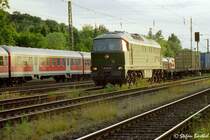 Kategorien: Deutschland / Unternehmen / PRESS
            Deutschland / Unternehmen / Bombardier
                                        Transportation Lokpool
W232.06 fhrt einen Containerzug von Waltershof nach Halle (S). Im Hintergrund ein RE von Cuxhaven nach Harburg.
Mai 2004