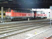 Leider etwas im Gegenlicht aufgenommen. 218 462-0 und 218 430-7 warten unter der Altmannbrcke im Vorfeld des Hamburger Hbf auf IC 2124 aus Frankfurt. Diesen werden sie dann bis Puttgarden befrdern.
Juli 2004