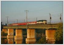 EuRegio ER 2510  Roland  von Wien nach Bratislava hl.st. am Morgen des 30.9.2007 bei der Querung der Neuen Donau in der Wiener Lobau. Bespannt war der Zug mit 754 035-4. Lt. meinen Informationen hat diese Lok dann am Nachmittag im Bereich Glinzendorf mit dem  ER 2527  ihr gesamtes Motor�l verloren. Aufgrund des �ldruckmangels wurde die Maschine dann in der Hst. Erzehrzog Karl Stra�e untauglich