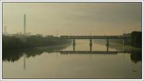 Wieder einmal die Wiener Lobau, diesmal mit einer wundersch�nen Morgennebelstimmung. 2016 schiebt R 2561 (Marchegg-Wien) am Morgen des 30.9.2007 �ber die Ostbahnbr�cke �ber die Neue Donau. 