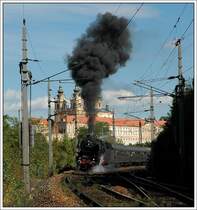 Die letzte Etappe von Wien nach N�rnberg der IGE Veranstaltung  Mit Volldampf zum Bosporus  �bernahm dann die deutsche �lgefeuerte 01 1066. Die Aufnahme zeigt den Sonderzug 16610 bei der Anfahrt nach dem Fotohalt in Melk.