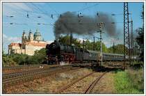 Die letzte Etappe der IGE Reise  Mit Volldampf zum Bosporus  �bernahm am 29.9.2007 die deutsche �lgefeuerte 01 1066. Die Aufnahme zeigt den Sonderzug 16610 von Wien nach N�rnberg bei der Scheinausfahrt aus dem Bahnhof Melk.