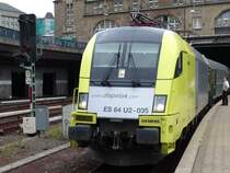 BR182 vor FLX88176 von Hamburg nach Padborg im Hamburger Hbf.(18.07.04)