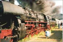 BR52 kurz vor der Abfahrt mit dem Sonderzug  Elstertal  2002 im Geraer Hbf, gezogen wurden 4 DR-Schnell- und Nahverkehrszugwagen
