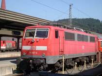 Normalerweise typische Szene in Deutschland: Eine BR 111 vor einem aus modernisierten Silberlingen gebildeten Regionalzug. Doch man befindet sich in Kufstein(sterreich), 18.07.2004 