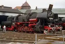 Aufgestellt mit anderen Loks steht die KDL 1 52 3548 am 15.04.1989 vor dem Lokschuppen des BEM Nördlingen.