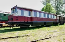 Zusammen mit dem zweiten Teil des Akkuttriebzugs steht AT 589 am 28.05.2005 beim TEV Weimar.