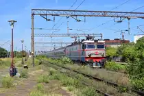 410 105-7 durchfährt Bucuresti Basarab und erreicht in Kürze sein Ziel Bucuresti Nord mit dem IRN 473 Budapest Keleti - Bucuresti Nord.

Bukarest 05.09.2025