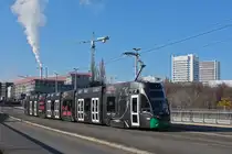 Be 6/8 Flexity 5009 mit der Werbung für Pferdeanlässe in Basel, auf der Linie 1, verlässt am 18.11.2025 die Haltestelle Novartis Campus. Aufnahme Basel.