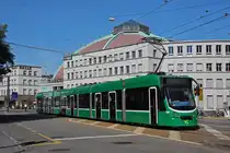 Be 6/8 Combino 326, auf der Linie 8, fährt am 20.09.2025 zur Haltestelle beim Bahnhof SBB. Aufnahme Basel.