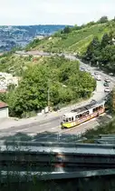SSB Stuttgart__Von der Straßenbahn zur Stadtbahn__Die (Tunnel-)Strecke nach Degerloch.__Stadtbahntrasse im Vordergrund und noch Straßenbahnverkehr auf der Neuen Weinsteige. GT4-Zug der Linie 6 hat die Haltestelle 'Altenbergstaffel' in Richtung Degerloch verlassen.__30-08-1986