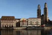 Eine Sänfte (Be 4/8) der Linie 15 in Zürich, Rathaus am 30.12.2023.