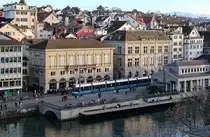 Ein Flexity (Be 4/8) der Linie 4 in Zürich, Rathaus am 30.12.2023. 