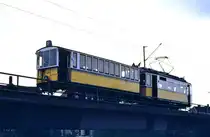 Sonderfahrt der Zahnradbahn Stuttgart: TW 104 und Vorstellwagen 120 überqueren die Brücke über die Neue Weinsteige (15.09.1984)