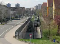Ein Blick von oben - 

... auf die westliche Tunnelausfahrt der Straßenbahnstrecke unter der östlichen Riedbahn. Die Strecke führt hier weiter zum Teil in der Straßenfahrbahn der Ulmenstraße in Richtung der Mannheimer Innenstadt. In relativ ruhigen Straßen bietet es sich an eine neue Straßenbahnstrecke auch ganz klassisch mit Gleisen in der Straße anzulegen um so den Eingriff ins Umfeld zu minimieren.

27.03.2025 (M)