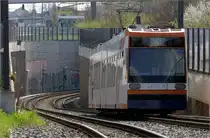 Die Rampe hinunter -

... rollt Duewag 5621 um auf die westliche Seite der Riedbahn zu gelangen, so gesehen von der Haltestelle Jugendverkehrschule aus. 

Schön empfinde ich diese Straßenbahnbaureihe nicht, zu kantig und von vorne und hinten wirkt sie zu breit. 

27.03.2025