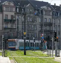 Seit 2016 - 

... fährt die Mannheimer Stadtbahn bzw. Straßenbahn auch in den Stadtteil Gartenstadt im Norden. Die neu gebauten Streckenabschnitte sind insgesamt 6,4 km lang mit 14 Haltestellen und verzweigen sich an der Haltestelle Herrann-Gutzmann-Schule  zu den beiden Endpunkten Waldfriedhof und Käfertal Wald. 

Bedient werden die neuen Strecken durch die Linien 4 und 4a. Auf dem Bild biegt eine Tram von der Stecke nach Weinheim auf die neue Trasse mit Rasenbahnkörper an der Haltestelle Bonifatiuskirche. 

27.03.2025 (M)