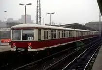 Berliner S-Bahn-Triebwagen 277 173 am 13.11.1990 am S-Bahnhof Warschauer Strße.