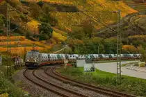 188-063 CFL Cargo mit Renaultautotransportzug in Oberwesel, Oktober 2025.