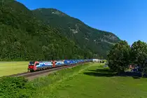 Anfang Juni 2025 fanden an der Strecke über den Lötschberg und Simplon Bauarbeiten statt. Für einige Tage gab es daher umgeleitete Züge zu beobachten, in seltenen Fällen wurde sogar der Weg über den Brenner gewählt. Große Geduld musste ich allerdings für das hier gezeigte Bild mitbringen. Am 14. Juni 2025 wurde in der Früh ein mit SBB Cargo Vectrons bespannter KLV-Zug im Zulauf nach Kufstein gemeldet. Bei Niederaudorf wartete ich auf die Leistung. Diese wollte allerdings nicht kommen, obwohl schon vor geraumer Zeit die Durchfahrt durch Rosenheim gemeldet wurde. Letztlich wurde in Erfahrung gebracht, dass der Zug abgerüstet im Bahnhof Raubling stand. Nachdem ich nicht so schnell aufgebe, wurde am Folgetag ein erneuter Versuch gewagt. Ein freundlicher Informant hatte mir den Hinweis gegeben, dass an diesem Tage auf jeden Fall ein Zug über den Brenner eingelegt sei. So wurde erneut im Inntal Position bezogen. Glücklicherweise hat es dann geklappt, der am Vortage abgestellte KLV-Zug setzte sich von Raubling aus in Bewegung. Circa 10 Minuten später hatte ich das gewünschte Bild von 193 477 und 474 im Kasten. Wie sollte es anders sein, durch aufziehende Bewölkung wurde dabei mein Nervenkostüm noch zusätzlich strapaziert. Besagter Umleiter verkehrte unter der Bezeichnung DGS 45989, Laufweg und Ziel sind mir leider unbekannt. 