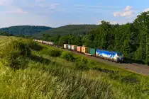 Kürzlich an die CER Cargo Group mit Sitz in Budapest verkauft wurde die Wiener Lokalbahnen Cargo. Am 18. Juni 2025 konnte ich die 1193.980 der WLC mit einem südwärts fahrenden Containerzug bei Bernhards in Osthessen fotografieren. Interessant hierbei war die Beladung mit Tankcontainern in der Zugmitte - eher unüblich für die Zügen, die von den Nordseehäfen kommen. 
